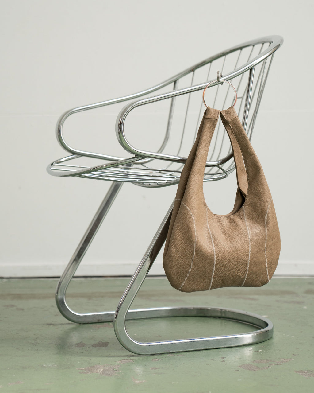 CAMEL RINGBAG WITH WHITE STITCHING