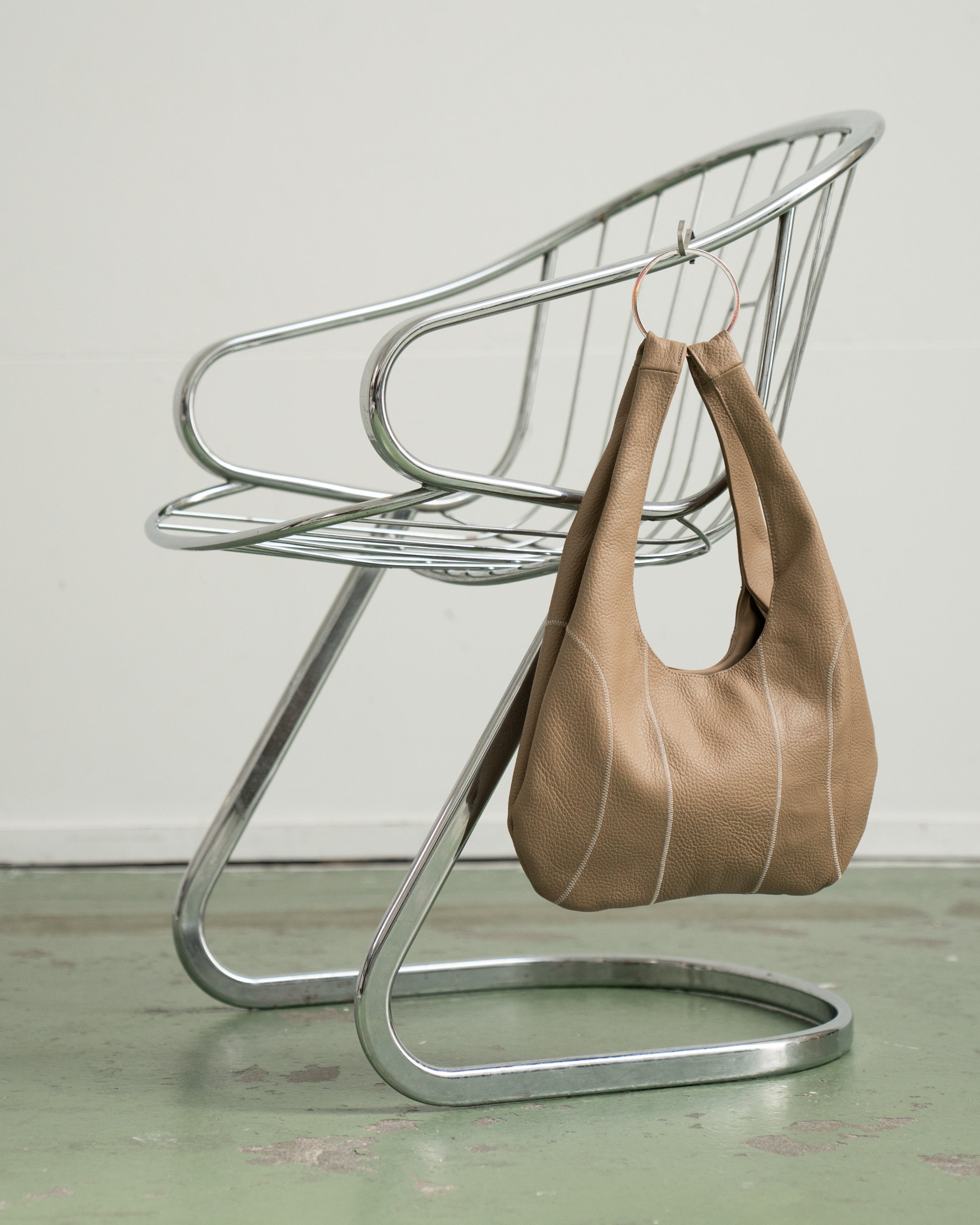 CAMEL RINGBAG WITH WHITE STITCHING