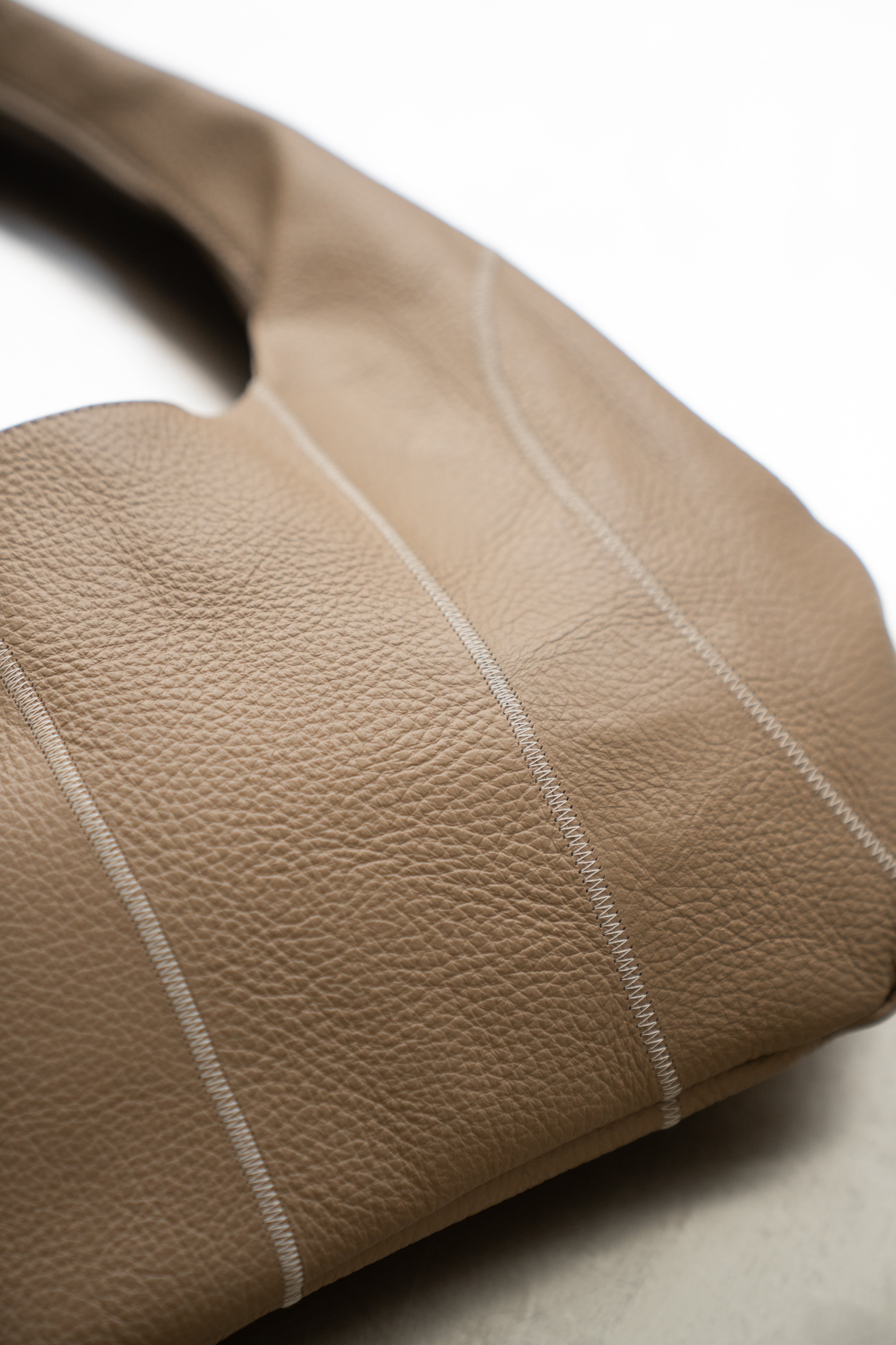 CAMEL RINGBAG WITH WHITE STITCHING