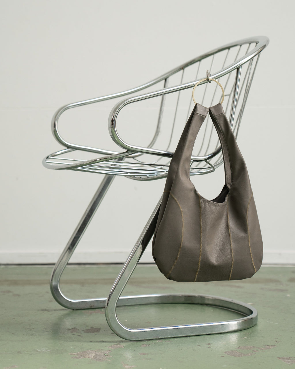 GREY RINGBAG WITH KAKI STITCHING