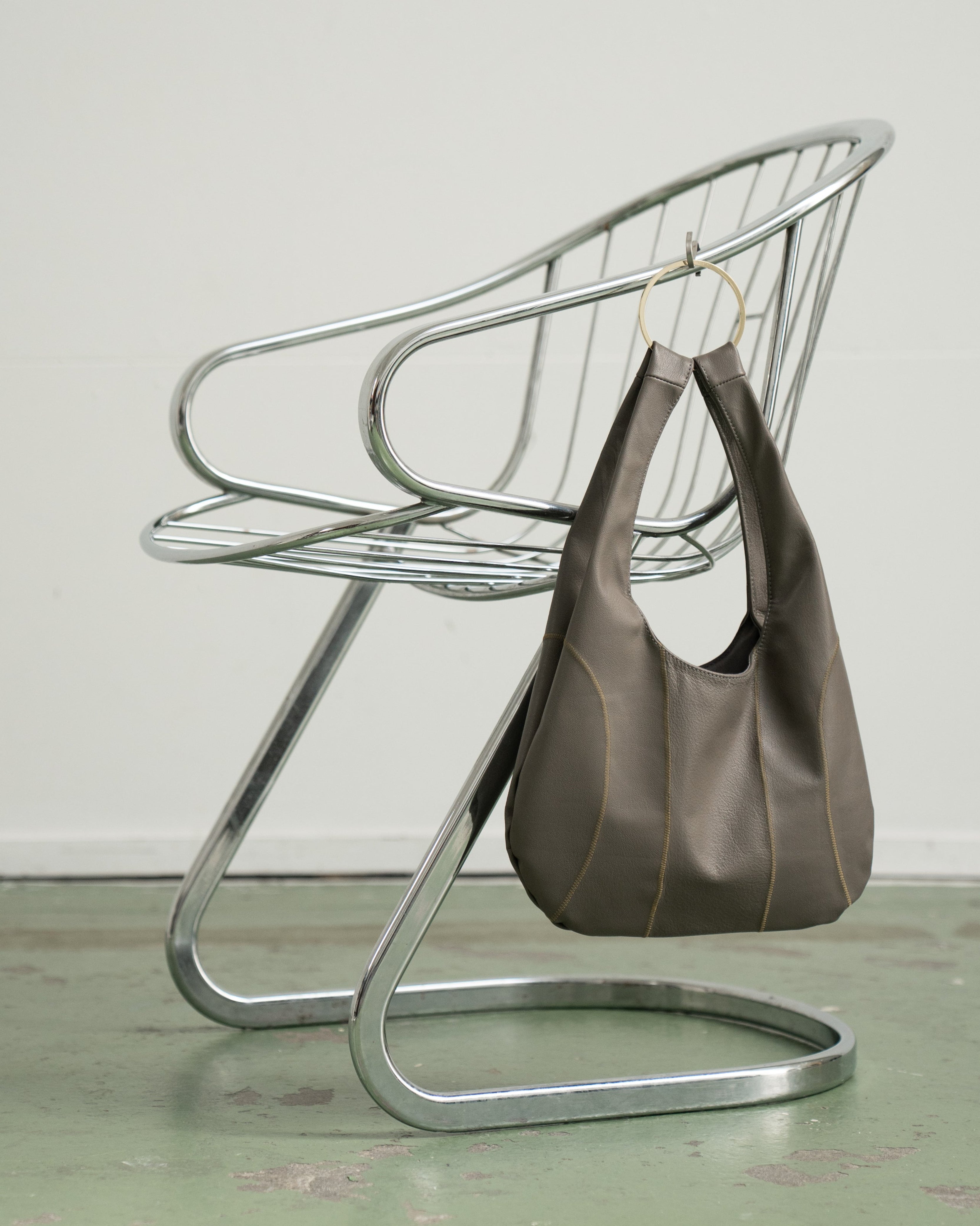 GREY RINGBAG WITH KAKI STITCHING
