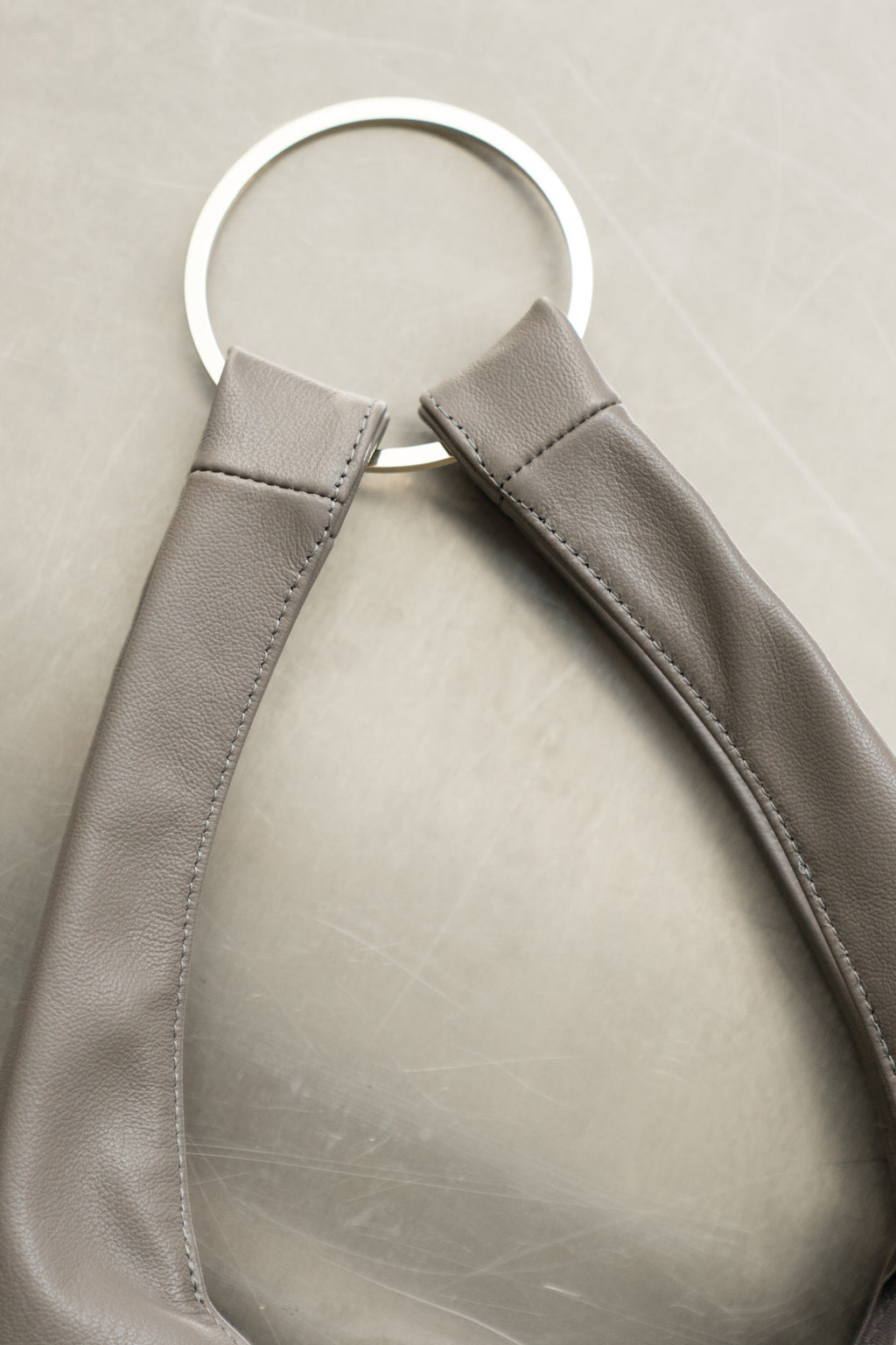 GREY RINGBAG WITH KAKI STITCHING