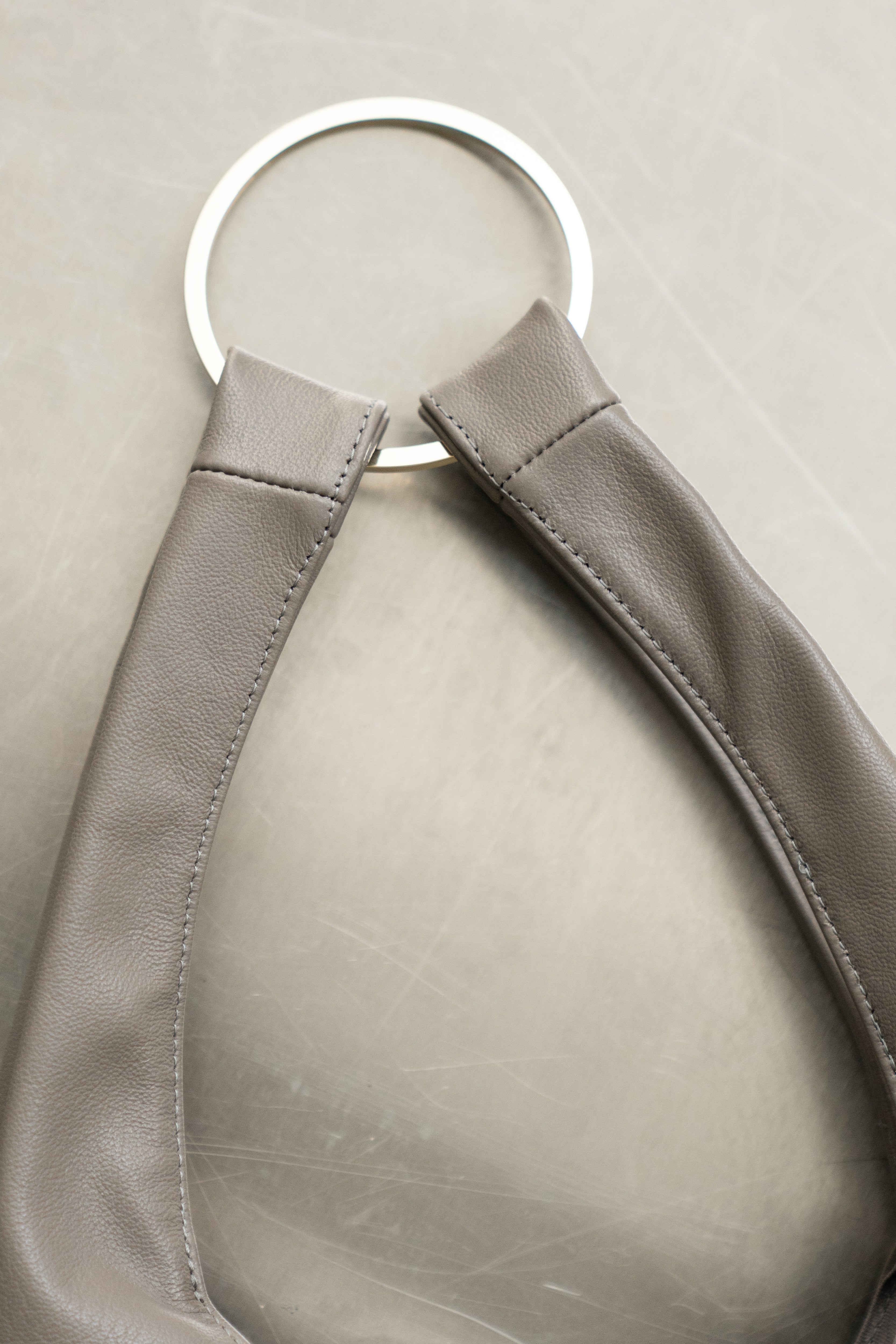 GREY RINGBAG WITH KAKI STITCHING