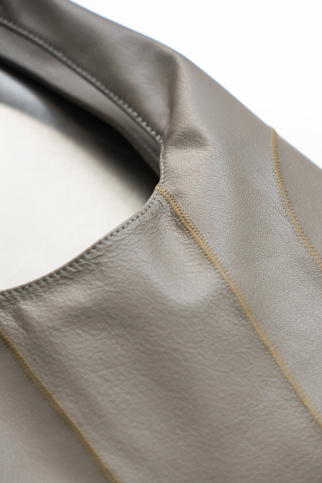 GREY RINGBAG WITH KAKI STITCHING