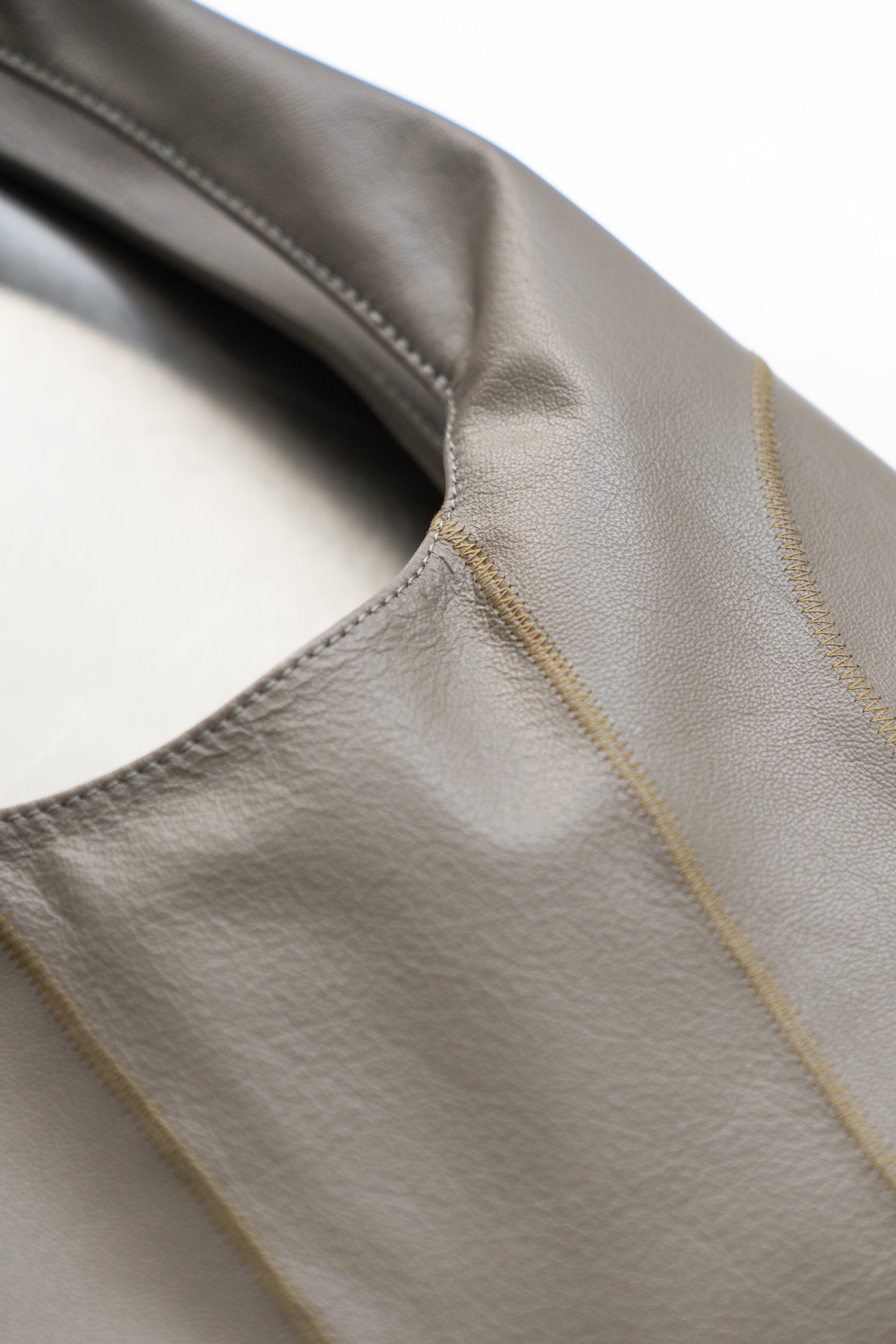 GREY RINGBAG WITH KAKI STITCHING