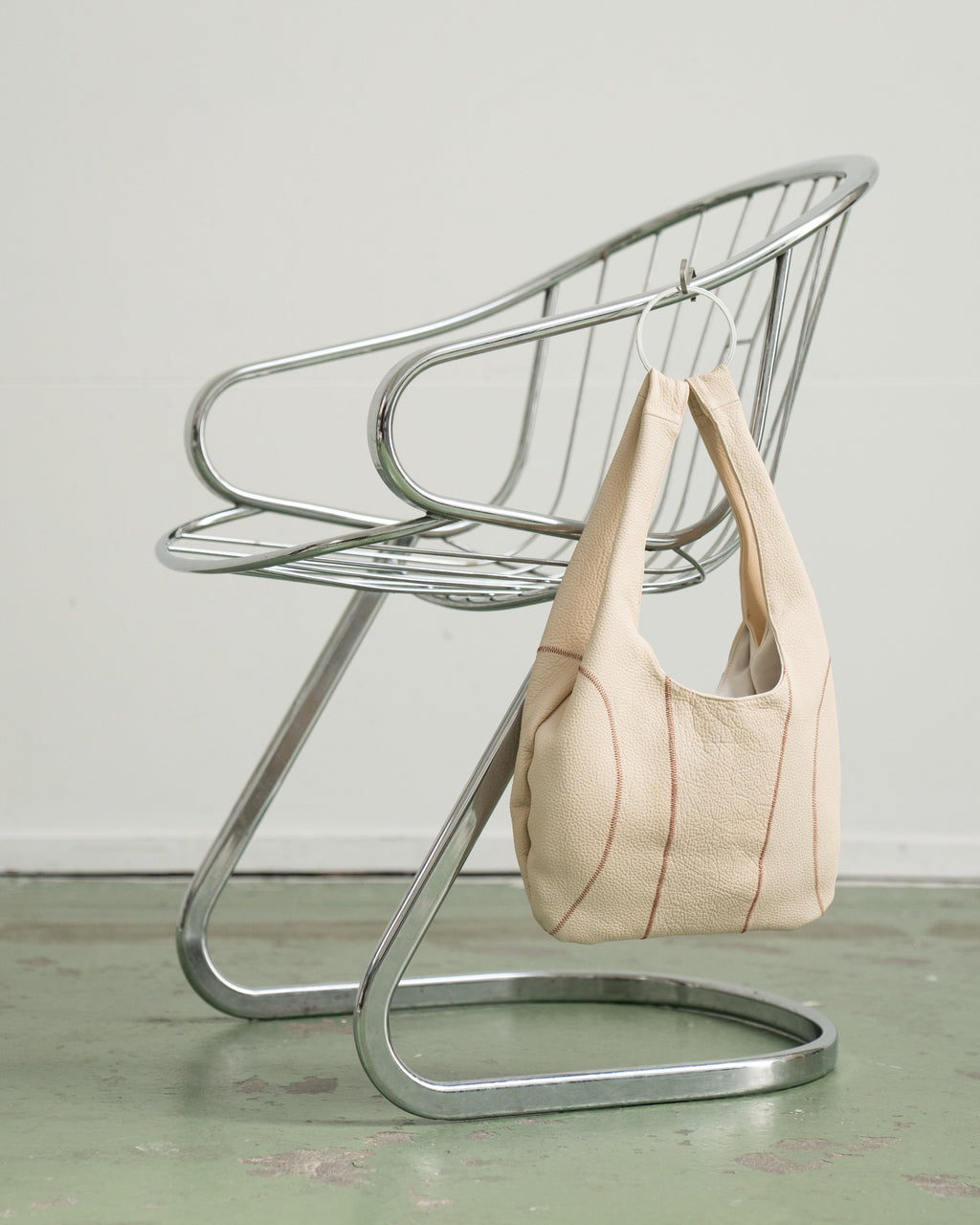 WHITE RINGBAG WITH RED STITCHING