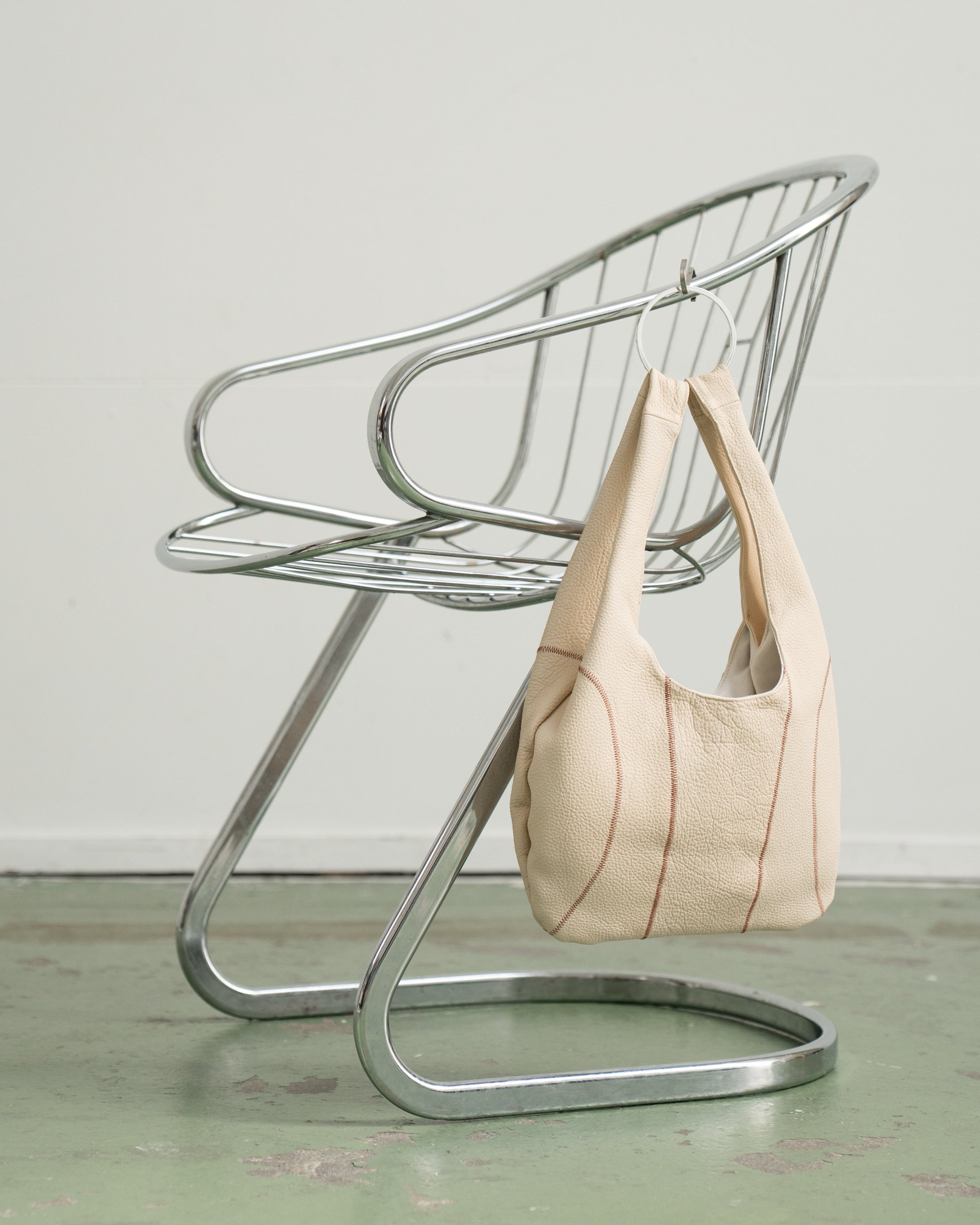 WHITE RINGBAG WITH RED STITCHING