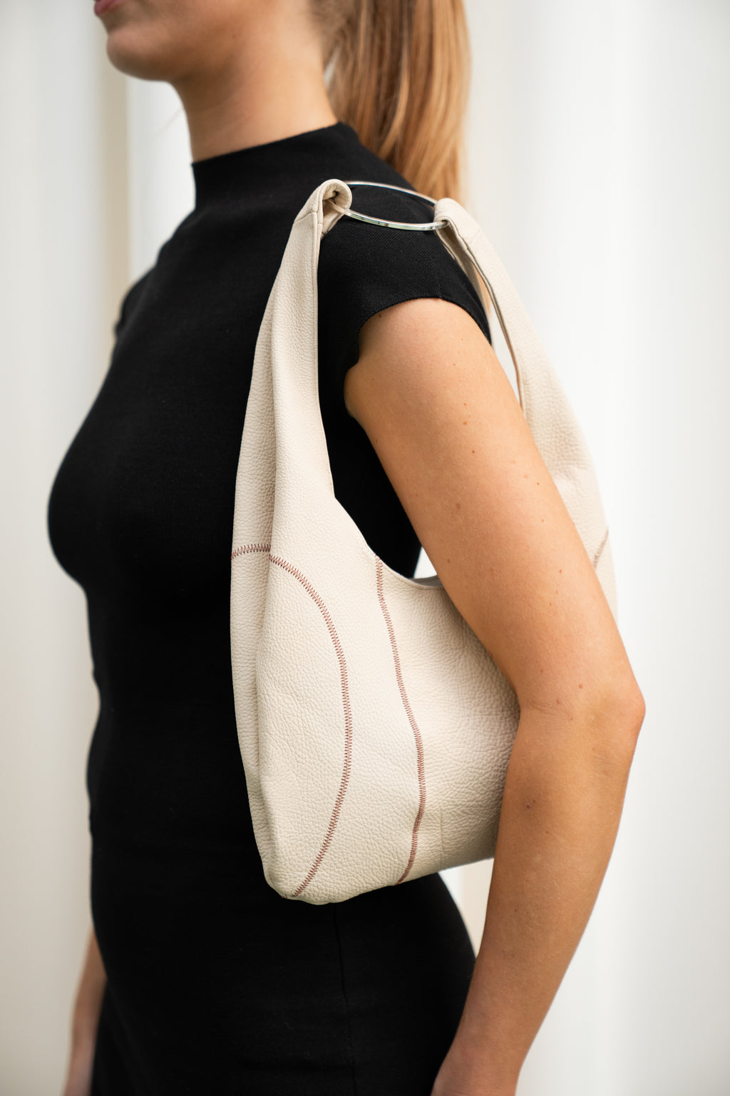 WHITE RINGBAG WITH RED STITCHING