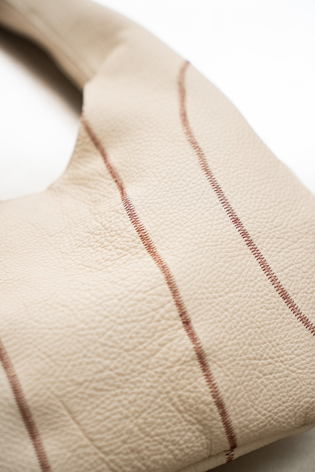 WHITE RINGBAG WITH RED STITCHING