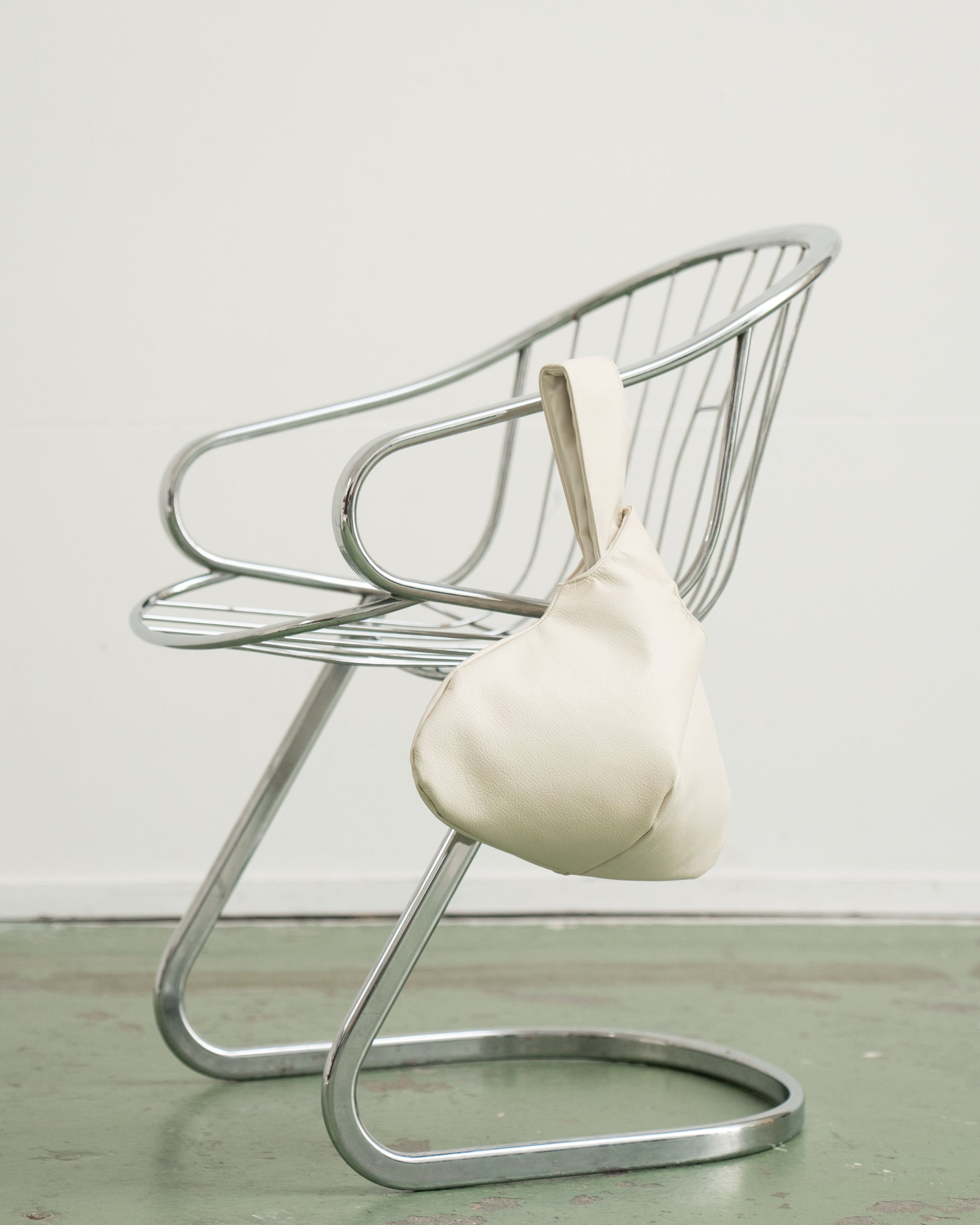 WHITE KNOTBAG