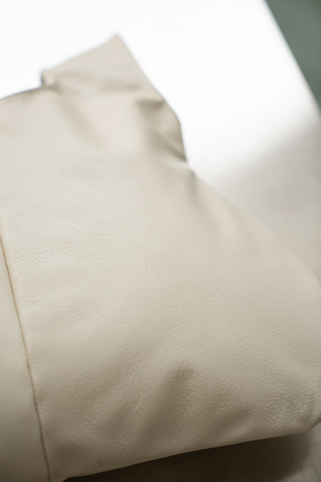 WHITE KNOTBAG
