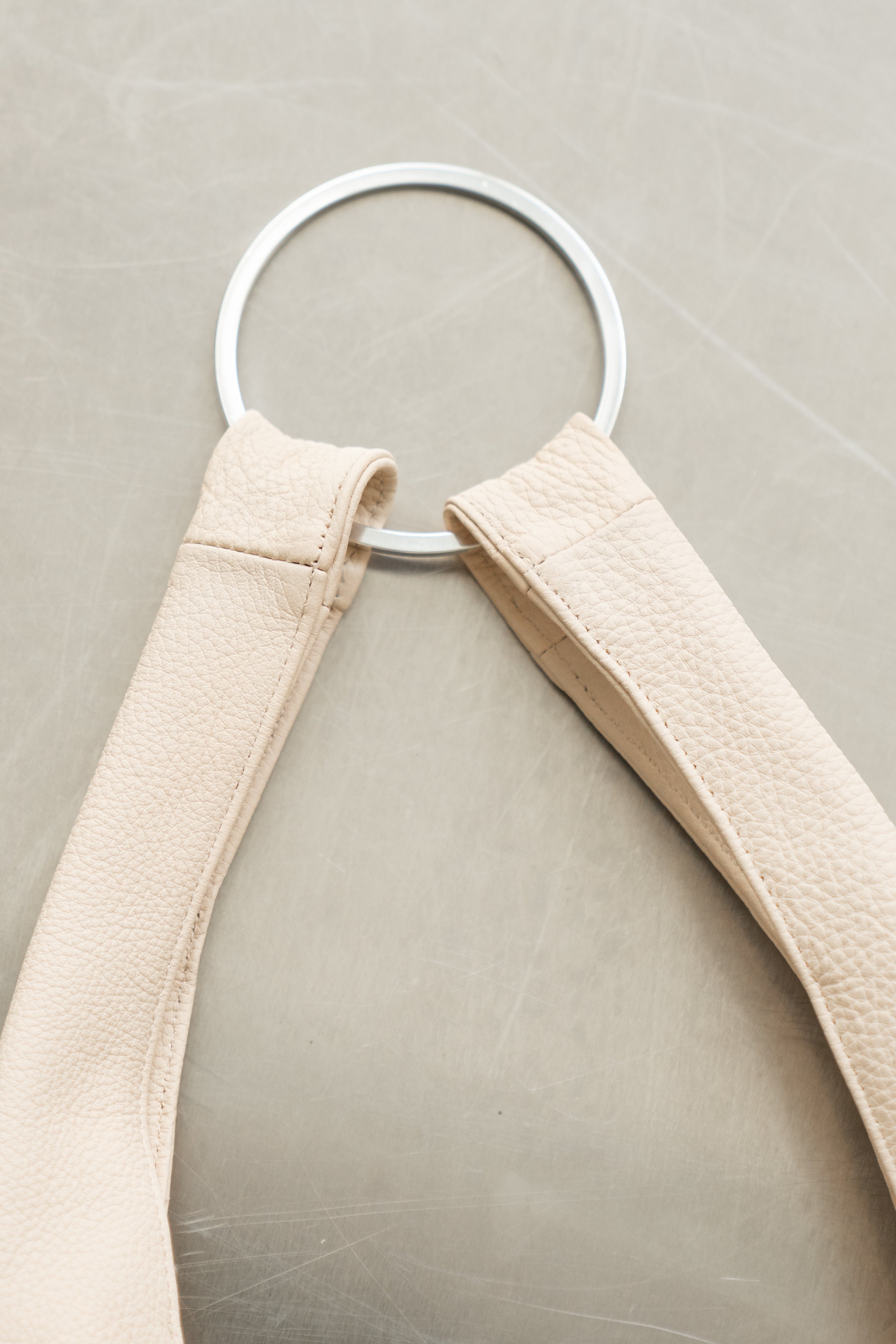 WHITE RINGBAG WITH RED STITCHING