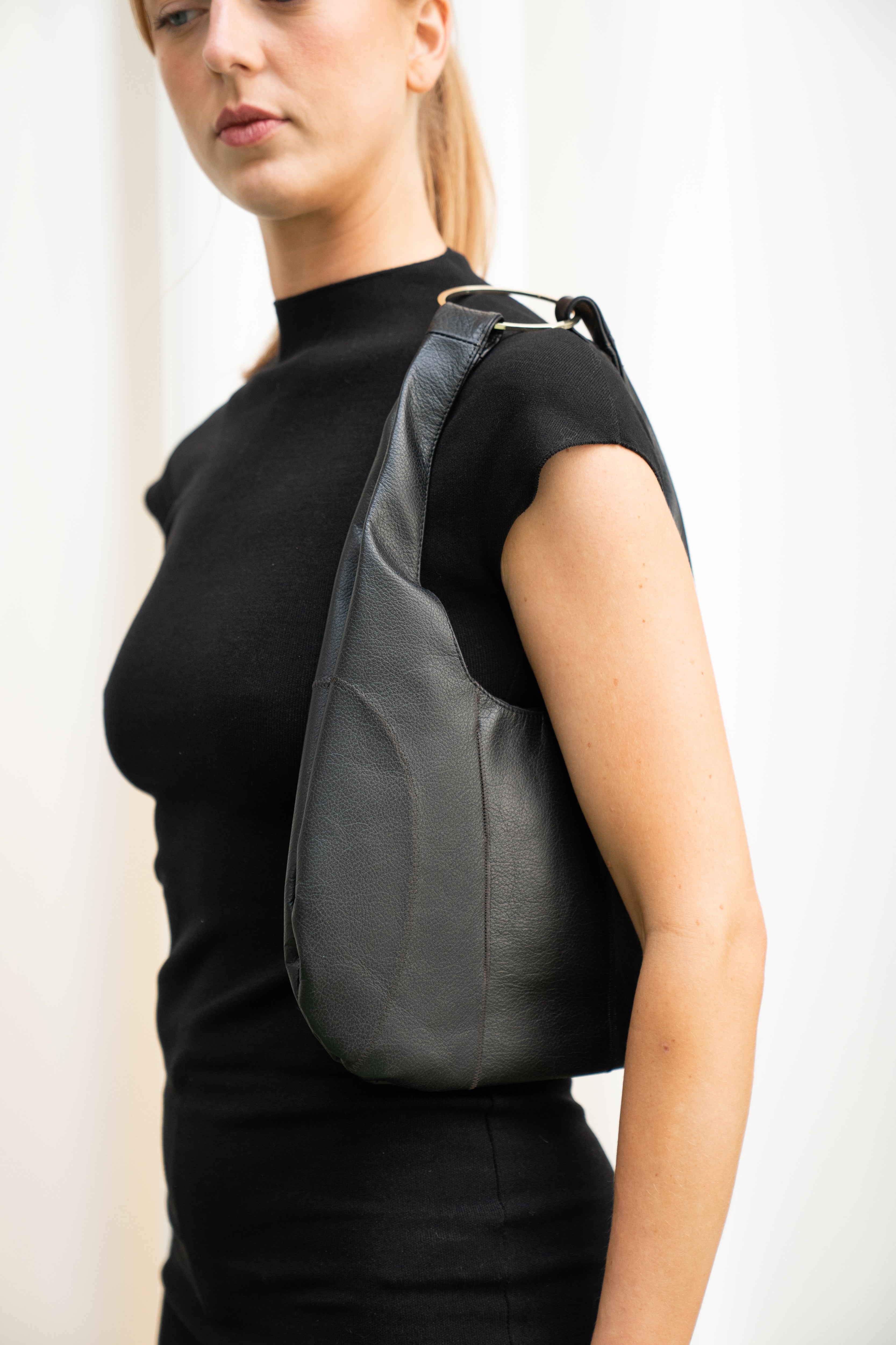 FULL BLACK RINGBAG
