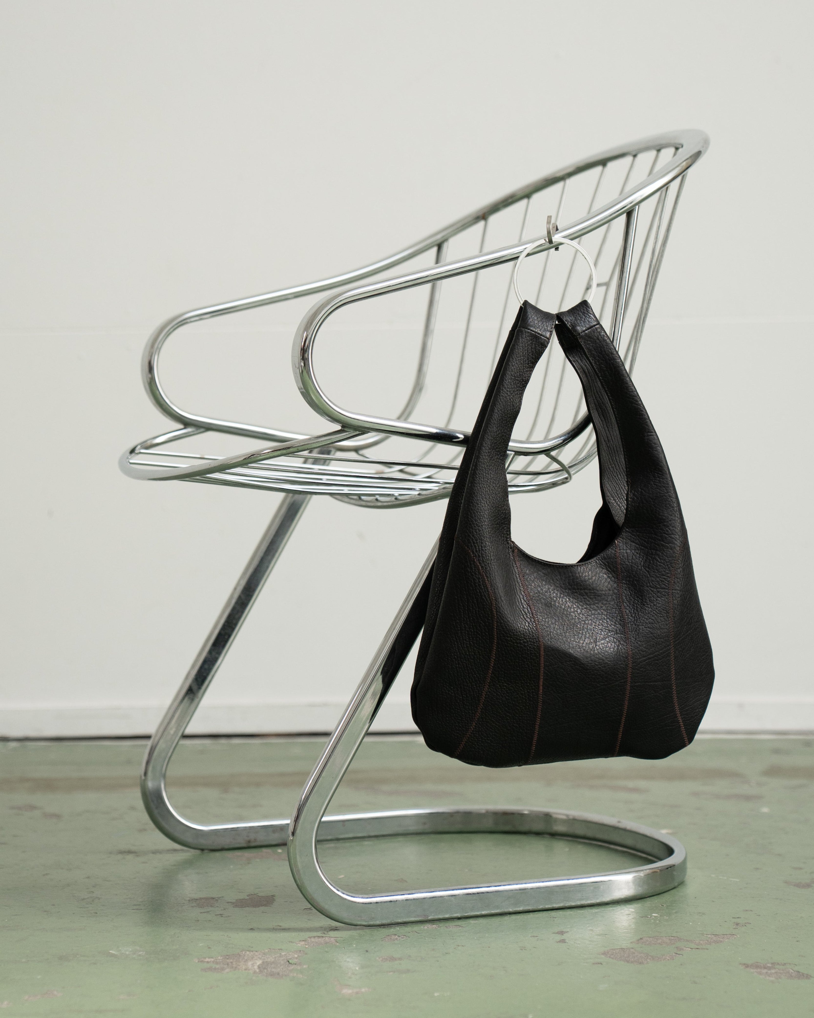 BLACK RINGBAG WITH BROWN STITCHING