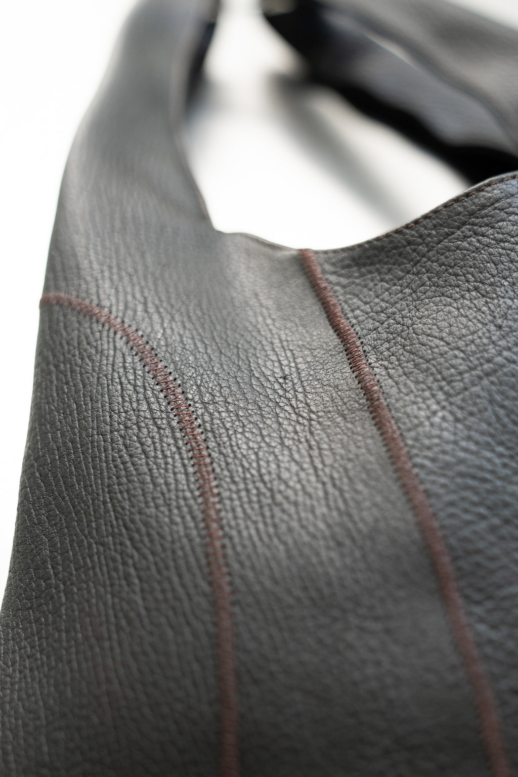 BLACK RINGBAG WITH BROWN STITCHING