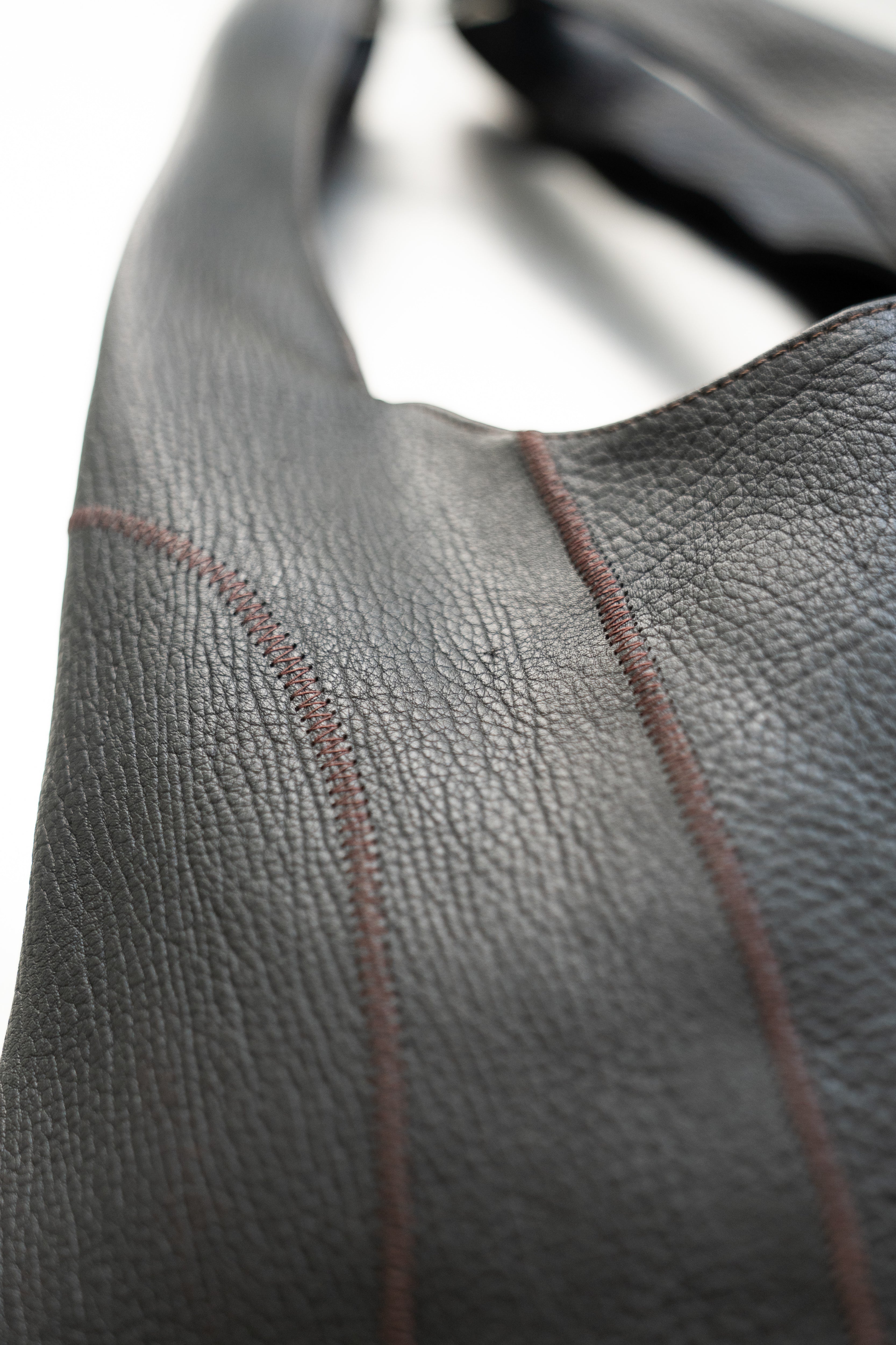 BLACK RINGBAG WITH BROWN STITCHING